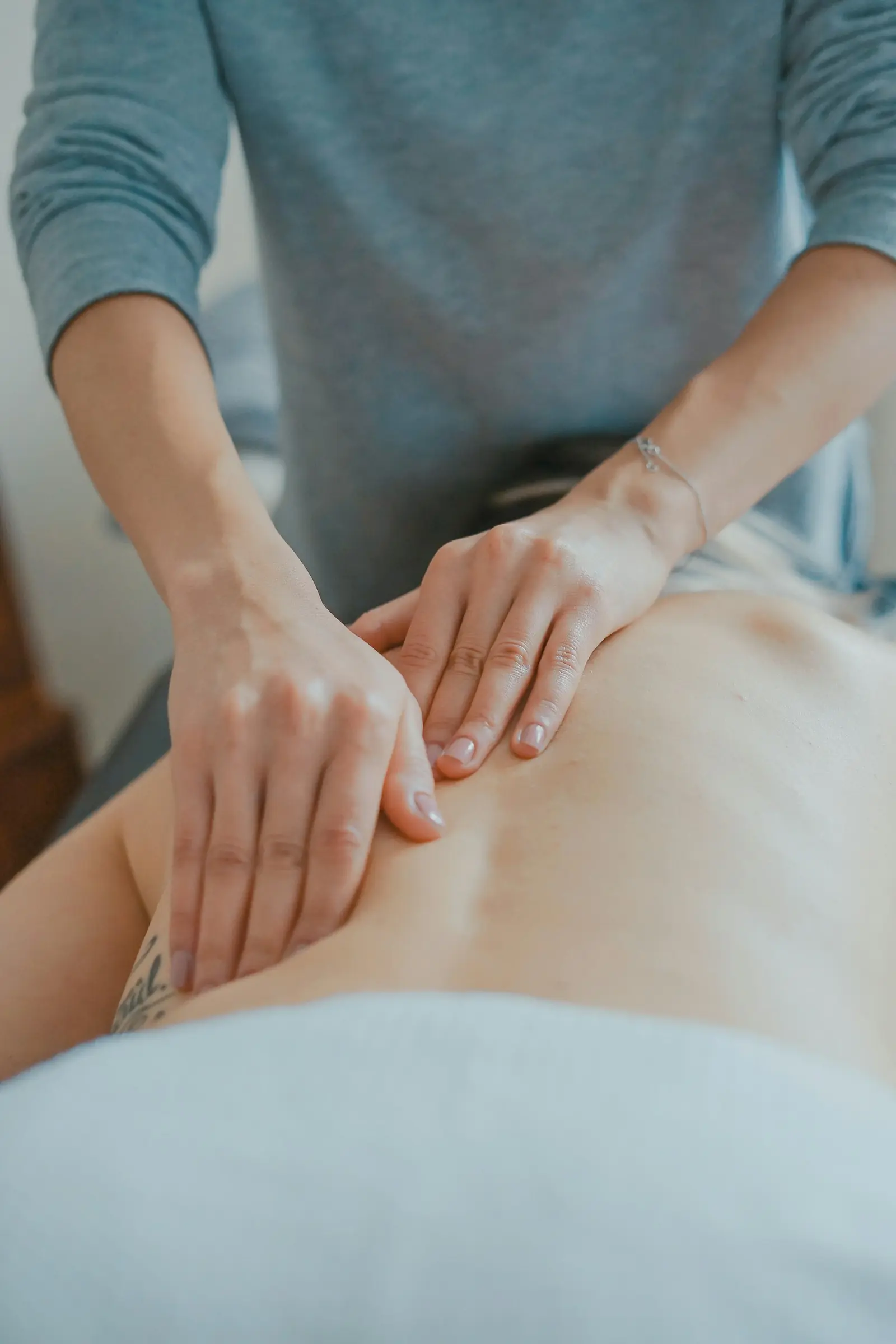 ماساژ درمانی کمر و تمرکز روی عضلات گرفته